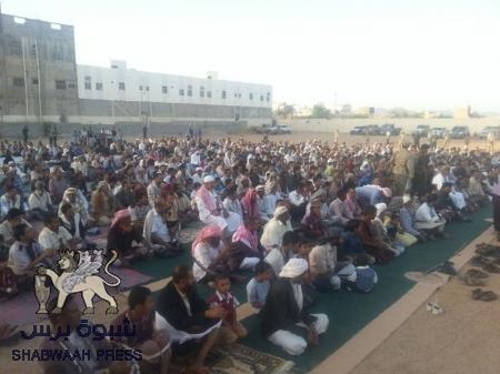 بحضور محافظ شبوة ومدير الامن وقائد محور عتق ابناء محافظة شبوة يأدون صلاة وخطبة عيد الاضحى المبارك بمدينة عتق