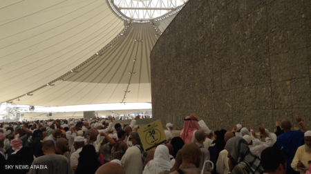 الحجاج المتعجلون ينهون رمي الجمرات ظهر اليوم