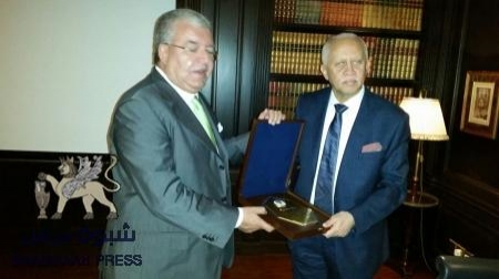 وزير الداخلية اللبناني يكرم وزير الخارجية اليمني ‘‘بدرع الحكومة اللبنانية‘‘