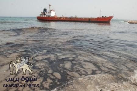 خطورة باخرة العيسي ‘‘شامبيون1‘‘ على مدينة المكلا بسبب الاعصار تشابالا