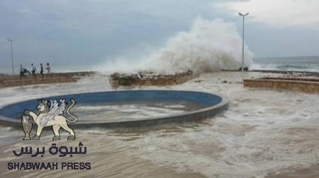 أرتفاع أمواج البحر يغمر بالمياه كورنيش المحضار بالمكلا