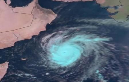 وزيران يمنيان: أعصار تشابالا يصل محافظة تعز متجاوزا ثلاث محافظات جنوبية