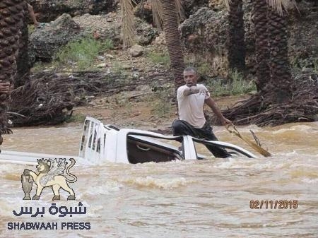 السيول وأمواج البحر تقطع طريق شبوه المكلا والمكلا المهرة