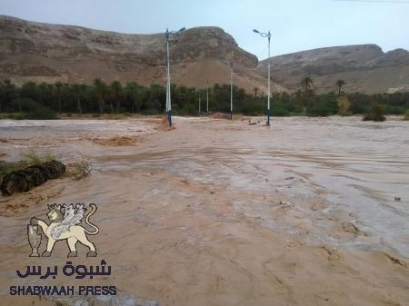 سيل وادي عدم وصل إلى غيل عمر بمدينة ساه ومآذن المساجد تحذر المواطنين :