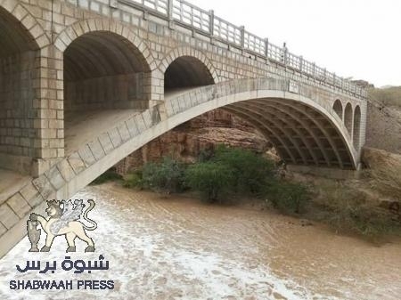 آلـ باهدى يغلقون طريق النقبه حفاظا على أرواح المسافرين