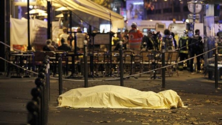 هجمات باريس: مقتل حوالي 140 في سلسلة تفجيرات وإطلاق نار وفرنسا تغلق حدودها بعد إعلان الطوارئ