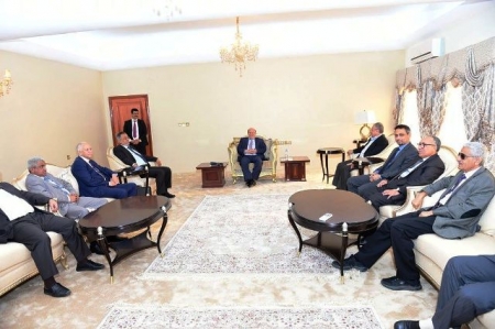 الرئيس هادي يرأس اجتماع في معاشيق لترتيب اوضاع المحافظات المحررة