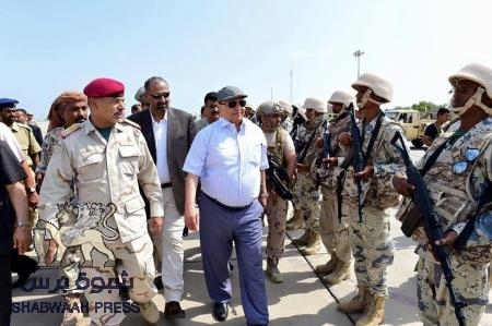 الرئيس هادي يزور مطار عدن الدولي برفقة عدد من المسئولين