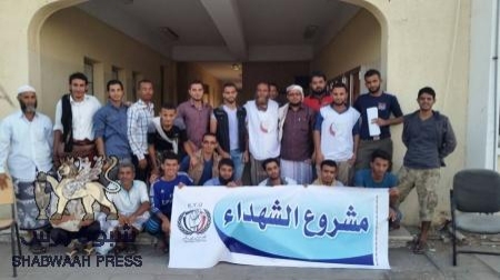 مؤسسة ثمار للنهضة والتنمية تدشن بتوزيع السلة الغذائية مع كسوة لـ170 لأسر شهداء خورمكسر بعدن .