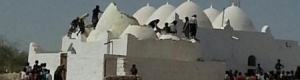 قاعدة المكلا تهدم قباب أثرية بمدينة الشحر (صور)