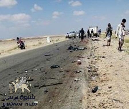 قصف سيارة لتنظيم القاعدة ومقتل من فيها في محافظة شبوه ووجود ملابس أطفال(صور)