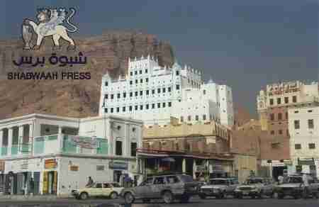 قائد المنطقة العسكرية الأولى ينجح في إبرام صلح بين مسئولين حضرميين