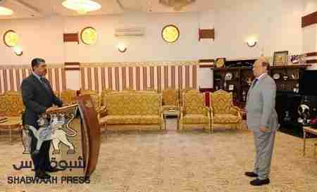 خبير قانون دولي : بعد إعفاء بحاح تساؤلات حول تعيينات هادي الجديدة ؟؟