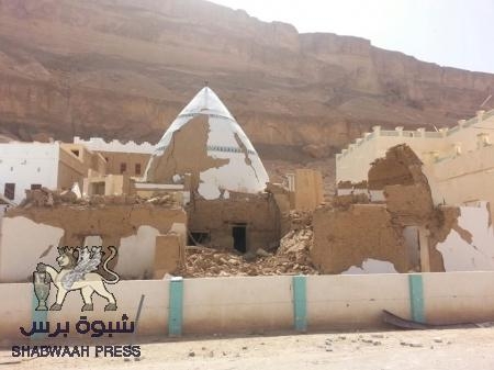 عناصر القاعدة يفجرون قبة الإمام الحبيب علي بن حسن العطاس في المشهد (صور)