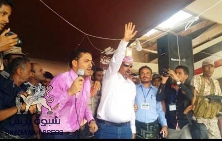 محافظ عدن يلتقي مسؤولي المؤسسات الإيرادية بعدن ويسلم شيكين للإعمار والمؤسسة العسكرية والامنية