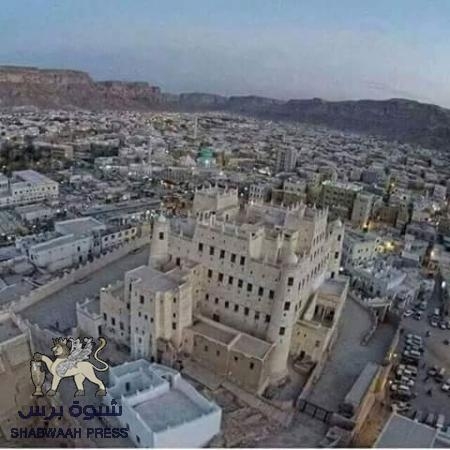 وسط غياب الوكلاء وعشوائية المسئولين وكيل الوادي يحذر الباعة بإزالة البسطات
