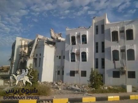 قوات الجيش تتمكن من الدخول إلى عمق مدينة المكلا بعد سيطرتها على المطار والميناء وانسحاب عناصر القاعدة