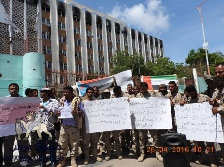 افراد الحرس الرئاسي ينظمون وقفة احتجاجيه بعدن مطالبين بصرف رواتبهم الموقوفة من ديسمبر العام الماضي .