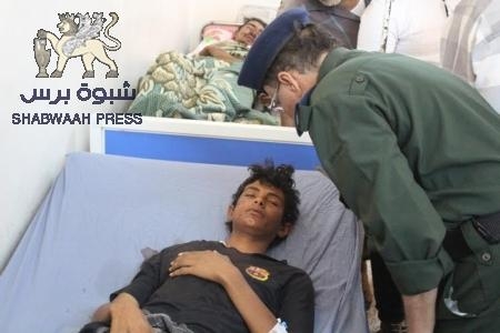 محافظ  حضرموت والمسئولين يتعرضون لحملة  انتقادات: والعميد العامري يزور جرحى انفجار  المكلا.
