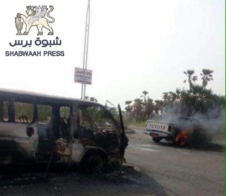 محتجون على إنقطاع الكهرباء في عدن يقطعون الطرق ويحرقون سيارات