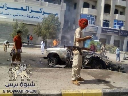 أنفجار سيارة في جولة كالتكس بعدن (صور)