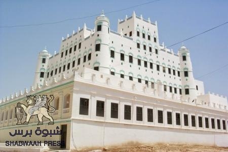 الوكيل يغادر  للخارج (حانقا) إحتجاجاً على تصرفات محافظ حضرموت والغازية يغلقها متنفذين .