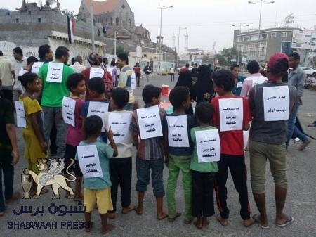 أبناء عدن يلجئون لاستخدام وسيلة جديدة للتعبير عن غضبهم (صور)