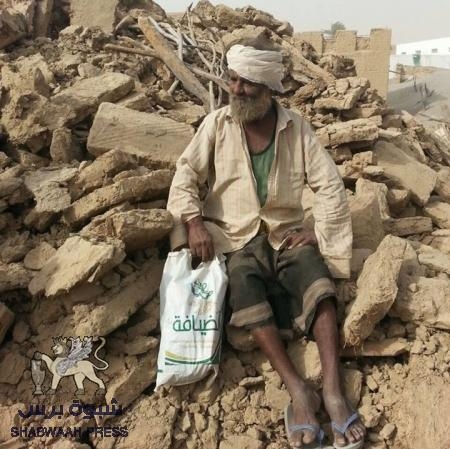 العواصف الرملية العاتية تهدم منزل أحد مواطني قرية عرقة الساحلية