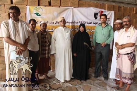 أبين: تدشين توزيع اغاثة التمور من مركز الملك سلمان لمديريات ابين.