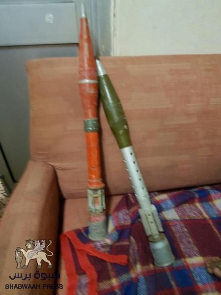 امن عدن يداهم منزل احد ابرز قيادات تنظيم القاعدة في لحج ويضبط اسلحة ومواد شديدة الانفجار واجهزة تحكم بالمتفجرات(صور)