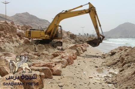 الهلال الاحمر الاماراتي: استمرار أعمال الردميات وتأهيل كاسر الأمواج بشارع الستين في مدينة المكلا