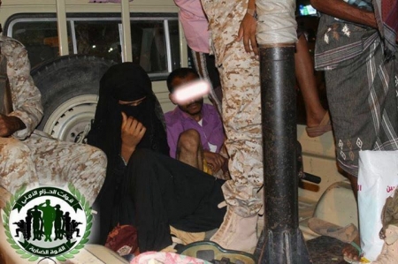 قوات الحزام الأمني: ضبط عنصرين من قوات المخلوع حاولا الدخول الى عدن بملابس نسائية (صور)