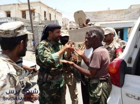 مدير شرطة لحج يزور مبنی المحافظة ويتجول باحياء متفرقة من الحوطة