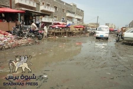 لحج : اعتقال 6 اشخاص بتهمة سد ممرات مياه الصرف الصحي