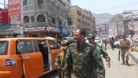 اللواء شلال يتجول في مدينة كريتر عدن ويعلنها آمنة ومستقرة