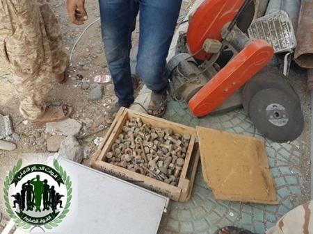 قوات الحزام الامني بلحج تلقي القبض على عناصر من القاعدة مختصة بصناعة اللواصق المتفجرة