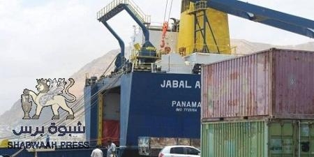 رسو سفينة إماراتية بميناء المكلا تحمل قطع غيار وفلاتر لدعم كهرباء حضرموت.