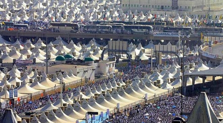 ضيوف الرحمن يتوافدون على &ldquo;منى&rdquo; لقضاء يوم التروية