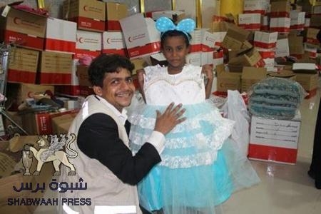 الهلال الأحمر الإماراتي : يواصل جهوده الإنسانية ويستكمل التوزيع في مربع الشرج بالمكلا