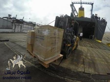 في اول أيام عيد الاضحى المبارك المكلا : وصول سفينة إماراتية محملة بقطع غيار للاستمرار في إنارة المدينة