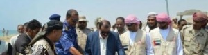 بدعم إماراتي : محافظ حضرموت يفتتح مشروع كاسر الأمواج بشارع الستين في المكلا