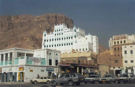 هيئة الهلال الأحمر الإماراتي تنفذ مشروع دعم العزب والسكنات للطلاب الحضارم الدارسين بالجامعات