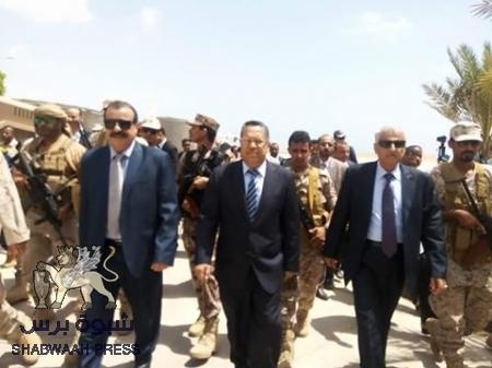 بن دغر وعددا من الوزراء يصلون المكلا ومحافظ حضرموت في استقبالهم