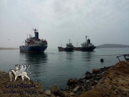 محافظو محافظات أقليم حضرموت وحكومة بن دغر يطالبون التحالف بمنع سفن التهريب من الإقتراب من السواحل