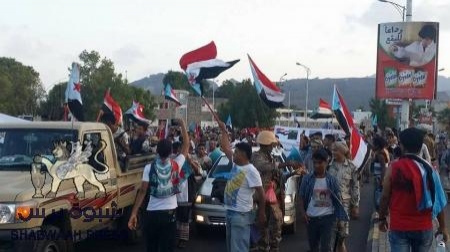 الجنوبيون يضرمون النار في صور المخلوع والحوثي وأعلام ايران