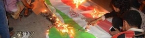 بالصور : الجنوبيون يحرقون علم إيران والجواز اليمني في فعالية كبرى بعدن