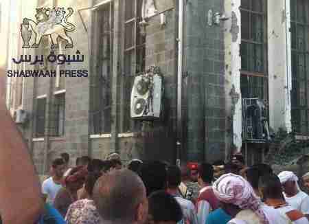 البنك المركزي في عدن يوضح طبيعة الانفجار الذي أستهدف مبناه فجر اليوم