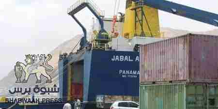 سفينة إماراتية جديدة تحمل قطع غيار لقطاع الكهرباء ترسو بالمكلا