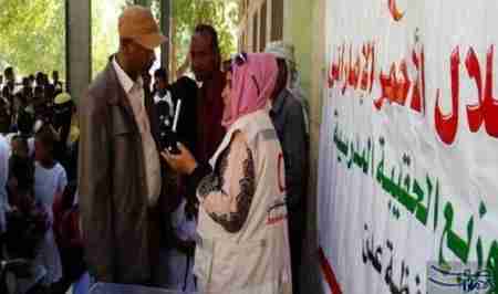 الهلال الأحمر الإماراتي يواصل توزيع المستلزمات الدراسية على المدراس اليمنية