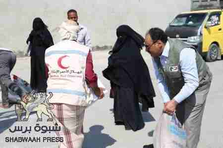 توزيع مساعدات غذائية إماراتية على مجموعة من العاملين والاساتذة في محو الأمية بالمكلا